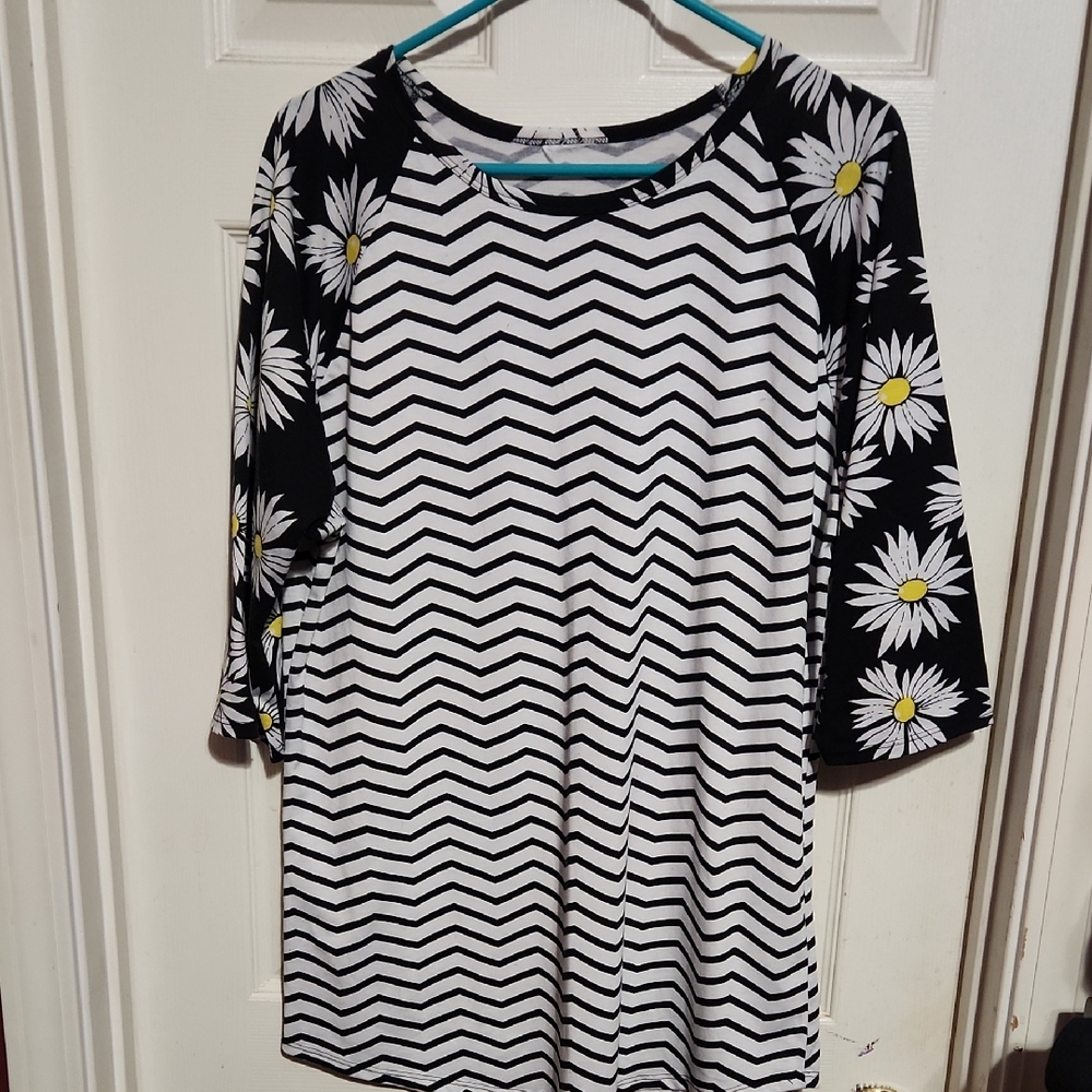 Lularoe Black and White Chevron Dress with Daisy Sleeves Randy